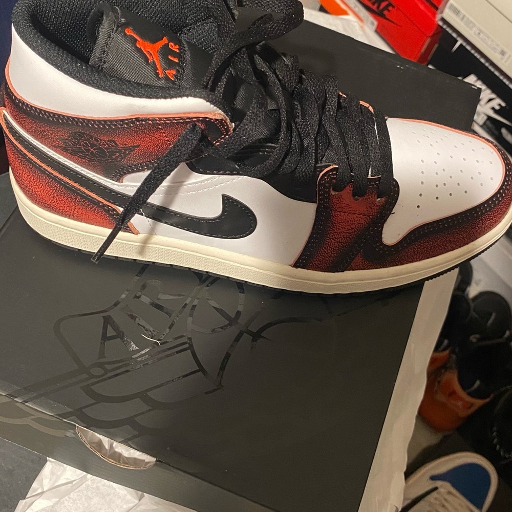 Jordan 1’s size 7.5 for the white/beige sz8 for the red/white both worn 3 hrs